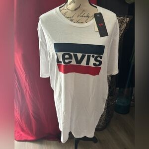 Levi’s tee